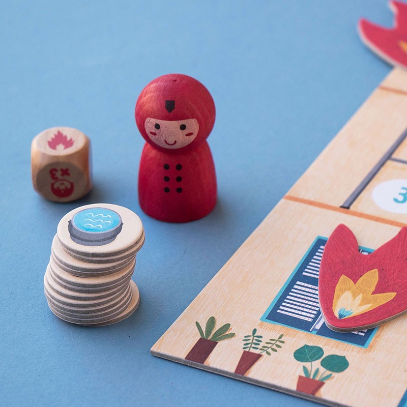 Londji Save the Cat, rote Holzfigur, Würfel und ein Stapel Holzplättchen am Spielplan
