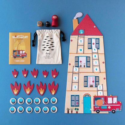 Londji Save the Cat Spielinhalte auf blauem Untergrund: Holzhaus-Spielplan, Flammenplättchen, Zahlplättchen, Holzfiguren