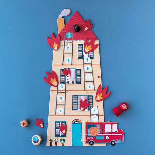 Londji Save the Cat Spielplan als brennendes Holzhaus mit nummerierten Feldern, roten Flammen und Feuerwehrauto