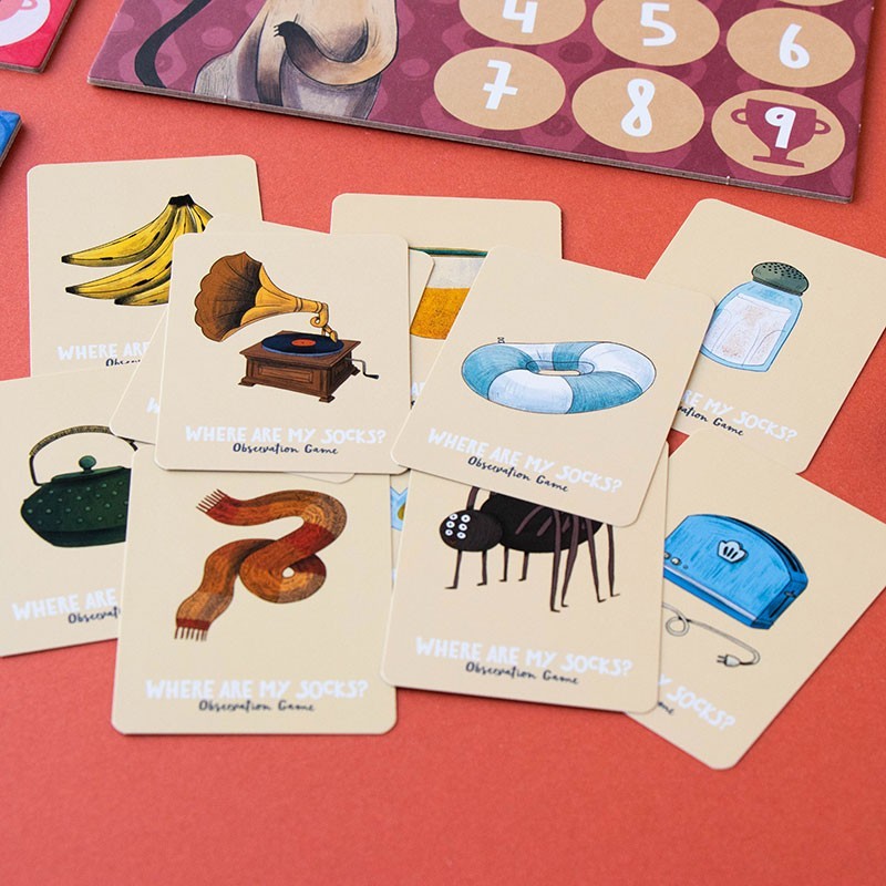 Londji Where Are My Socks Spielkarten mit Illustrationen von Bananen, Grammophon, Teekanne, Schal, Pfanne und blauem Helm