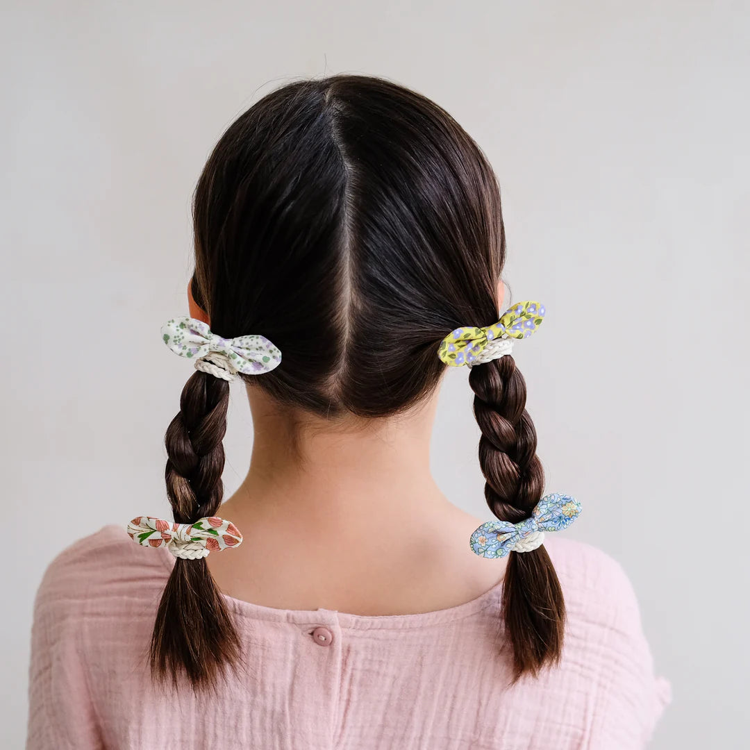 Haargummis Flora bow ponies von Mimi & Lula mit farbenfrohen floralen Mustern und Schleifendesign