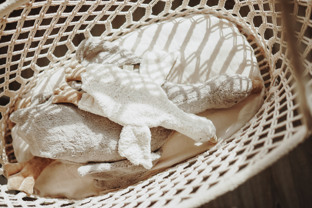 Weiße Bio-Kuscheltier-Gans mit herausnehmbarem Wärmekissen von Senger Naturwelt