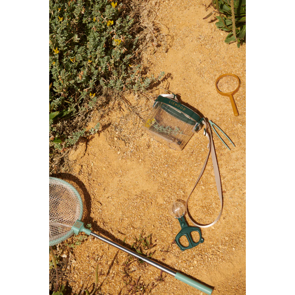 Outdoor Abenteuer Kit Ghita von Liewood mit Becherlupen, Pinzette und Beobachtungswerkzeugen
