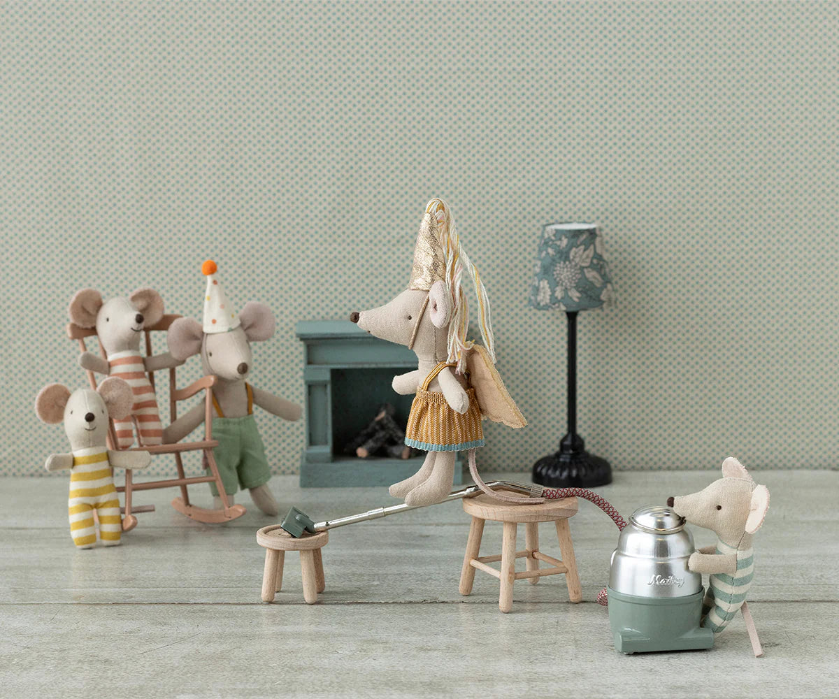 Holztisch und Hocker-Set für Maus-Puppen von Maileg in naturbelassenem Design