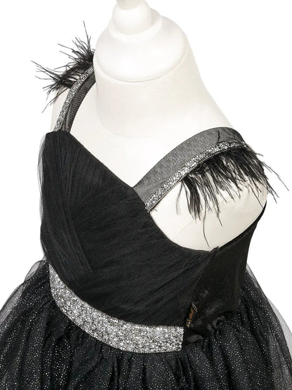 Souza Julietta Kostüm-Kleid mit schwarzem Tüllrock, Glitter-Gürtel und Federn auf Schaufensterpuppe