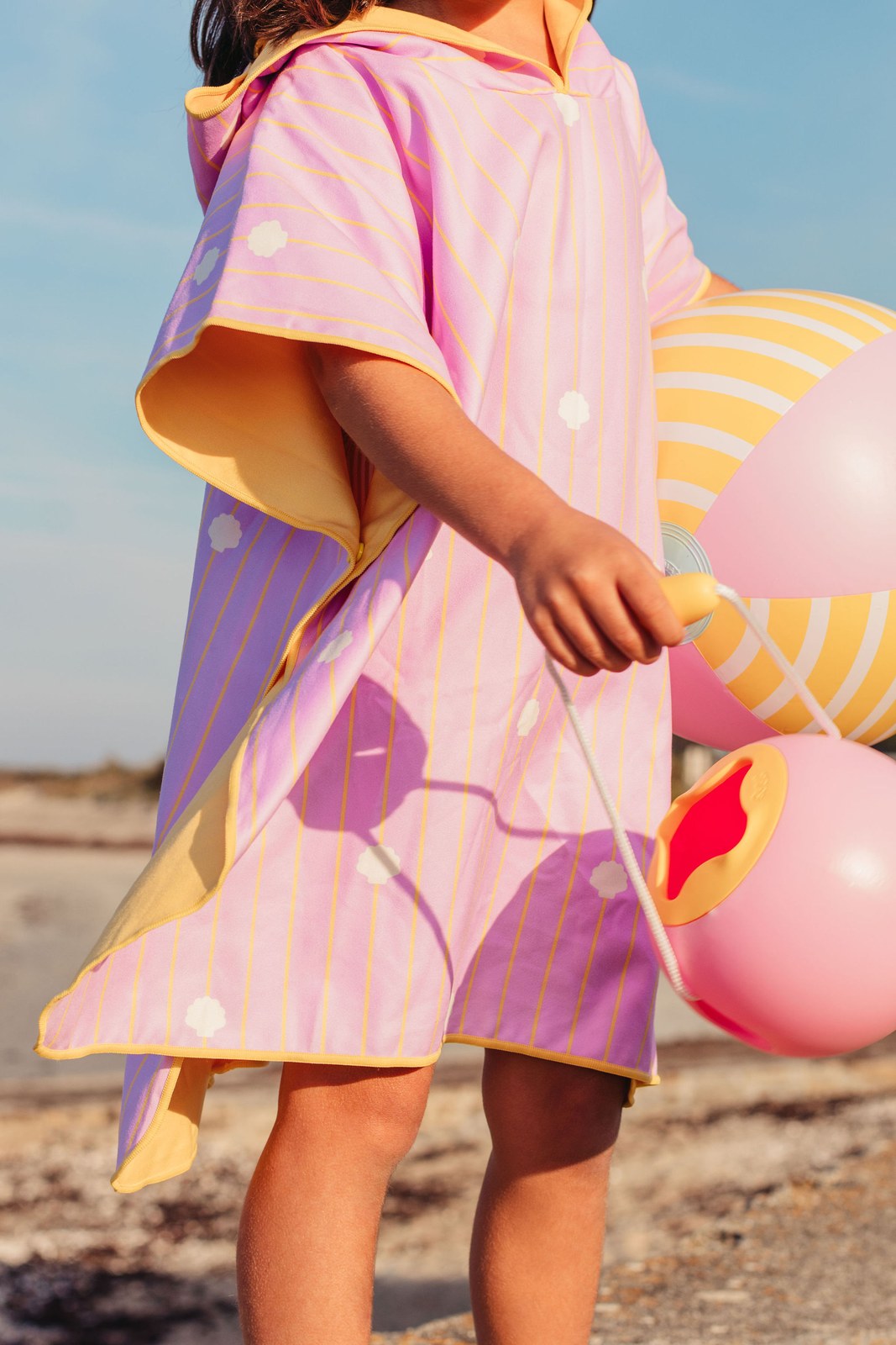 Quut - Poncho Banana pink (seashells) - laralutzquuttoys2025-1010