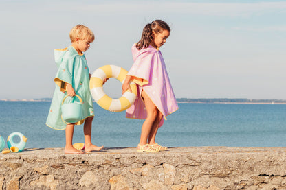 Quut - Poncho Banana pink (seashells) - laralutzquuttoys2025-1106