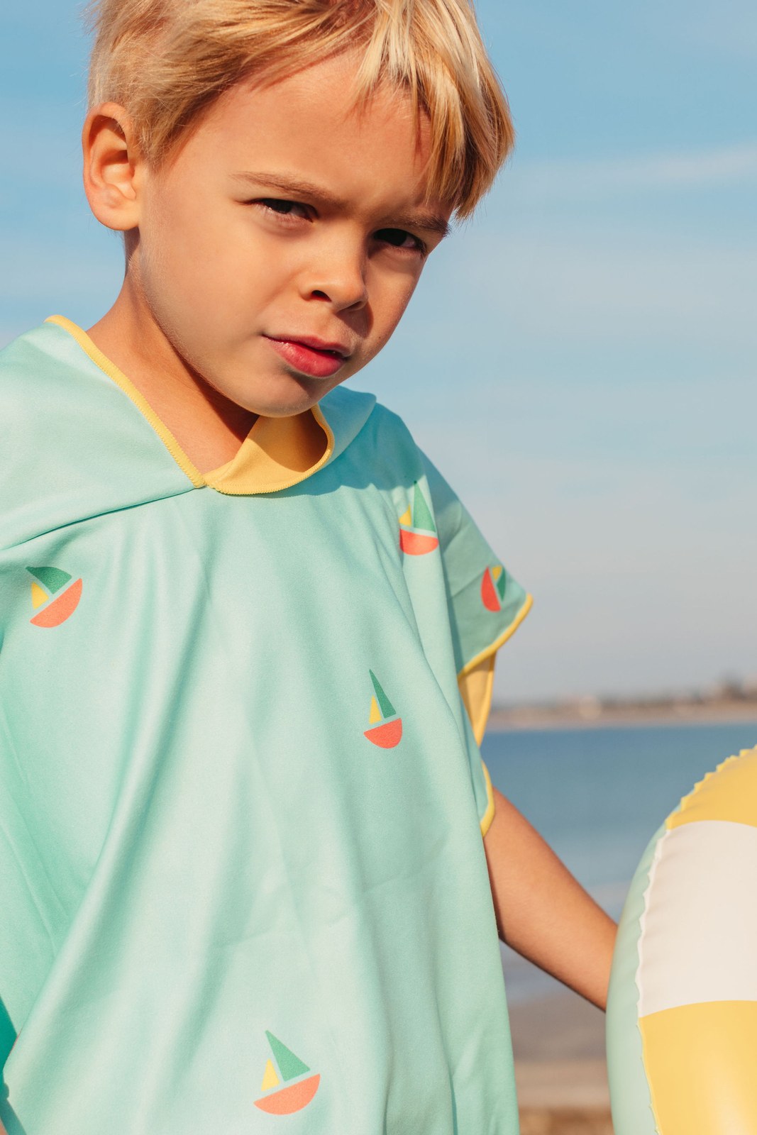 Quut - Poncho Banana Blue (Boats) - laralutzquuttoys2025-1122