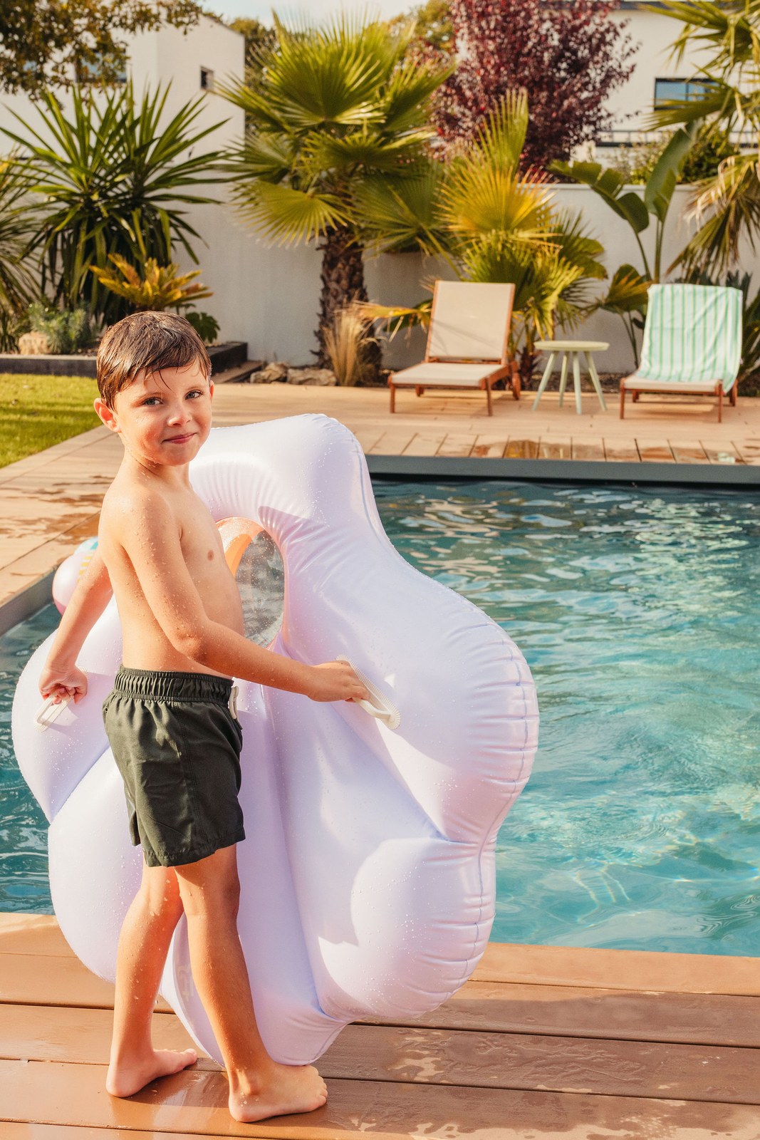 Quut - Inflatable Seashell Float - laralutzquuttoys2025-2529