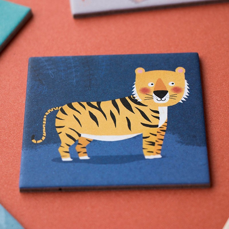 Spielkarte Londji Wild Animals Memory mit gelbem Tiger mit schwarzen Streifen auf dunkelblauem Hintergrund
