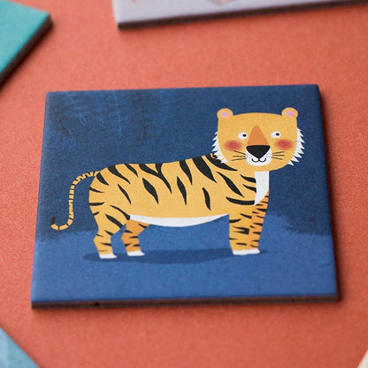 Spielkarte Londji Wild Animals Memory mit gelbem Tiger mit schwarzen Streifen auf dunkelblauem Hintergrund