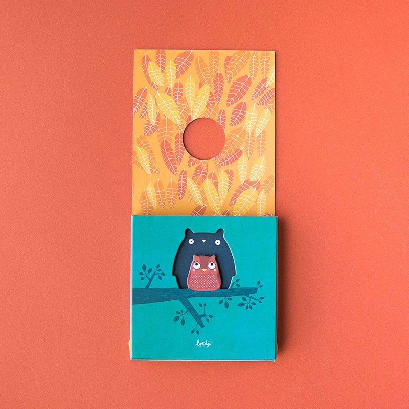 Londji Wild Animals Memory Spielkarten, oben orange mit Federmuster, unten türkis mit schwarzer und roter Eule auf Ast