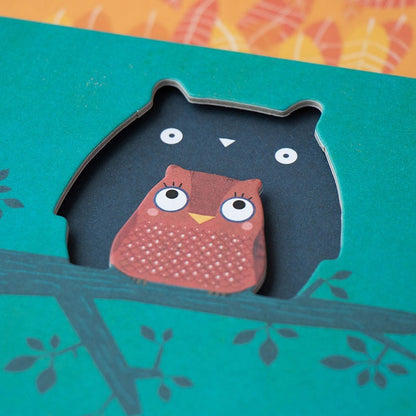 Londji Wild Animals Memory, rote Eule mit Tupfen im Ausschnitt der Verpackung