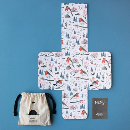 Londji Wildlife Memory Spielinhalt: aufgeklapptes Kreuz mit Waldmotiven, Leinenbeutel und Spielanleitung auf blauem