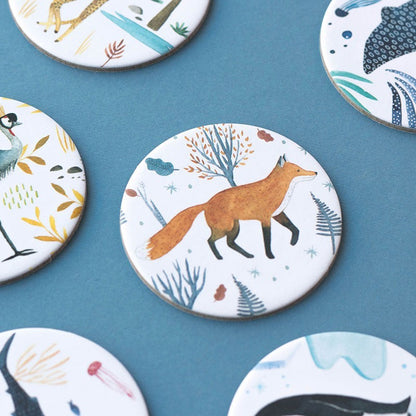 Londji Wildlife Memory, runde Spielkarten auf blauem Untergrund mit braunem Fuchs und Waldmotiven