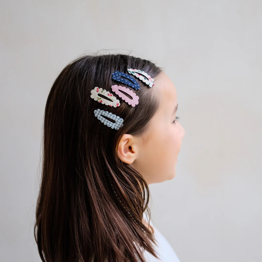 Kleine Haarspange mit gewelltem Rand von Mimi & Lula in zartem Design