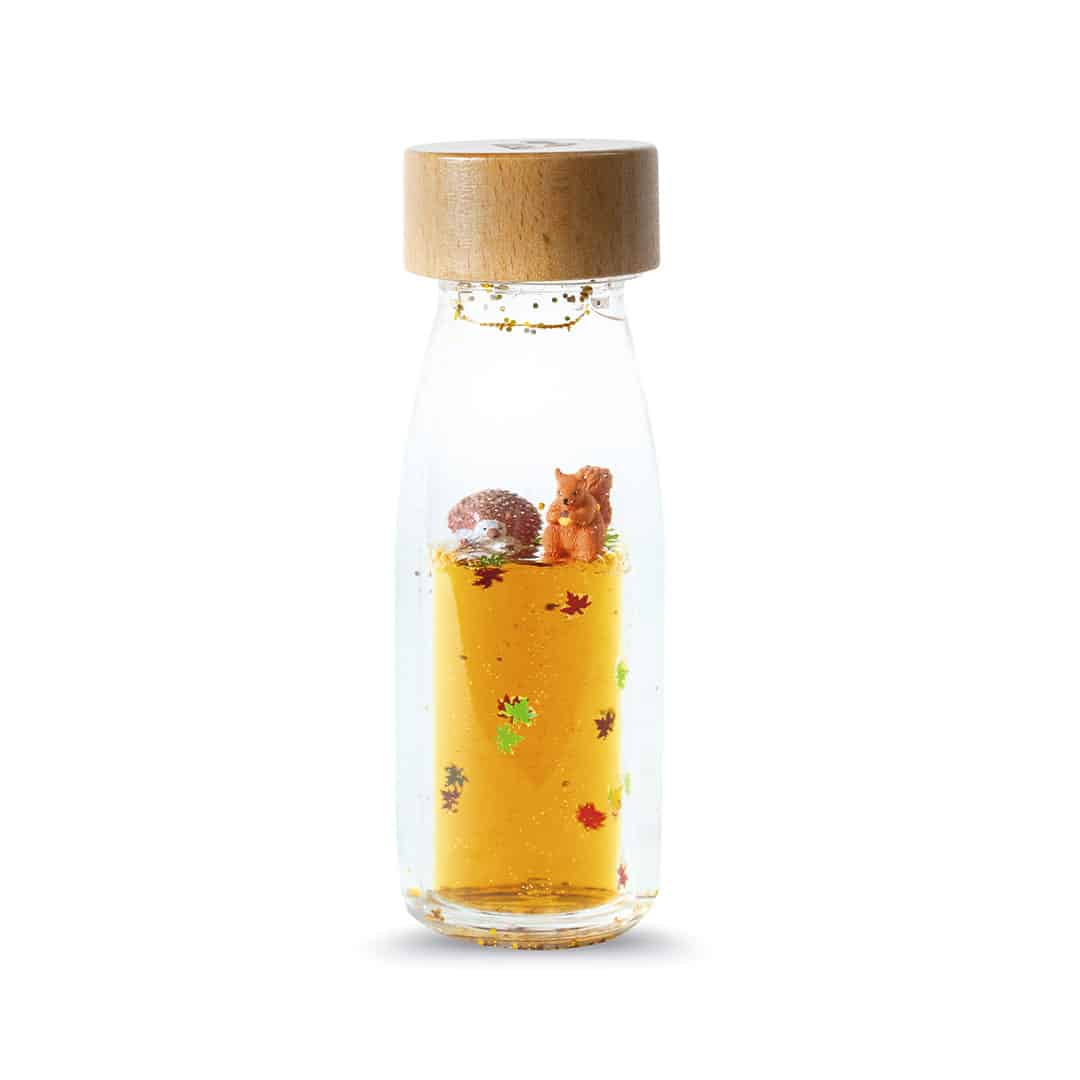 Petit Boum Move Bottle Autumn, Kunststoffflasche mit Holzverschluss, gelbe Flüssigkeit mit schwebendem Herbstlaub