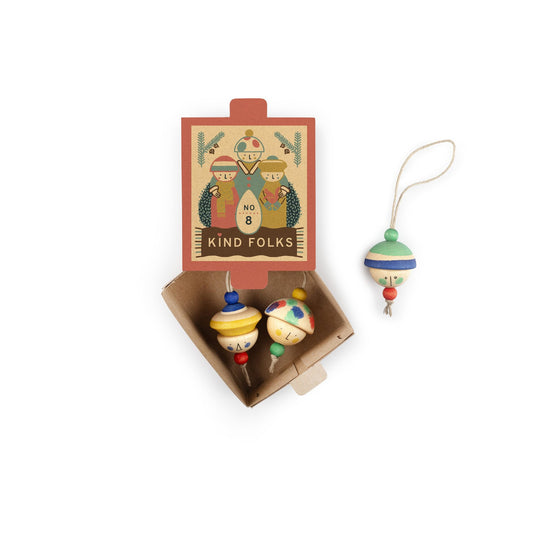 Grapat Ornaments Nº 8 Kind Folks: rote Schachtel, zwei Holzanhänger im Karton, ein dritter an einer Schnur daneben