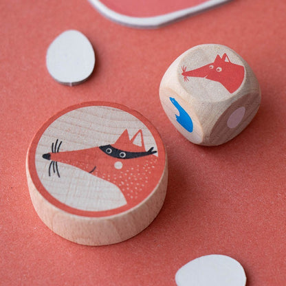 Londji Cluck, Cluck! The Fox!, Holzwürfel mit Fuchs- und Eiersymbolen, runder Fuchs-Spielstein und weiße Holzeier