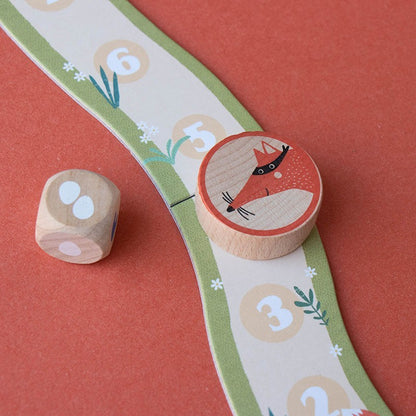 Londji Cluck, Cluck! The Fox!, Holzwürfel und runder Fuchs-Spielstein auf dem nummerierten Weg