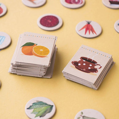Londji Where is the Cheese, zwei Kartenstapel mit Orange und Kanne auf gelbem Hintergrund
