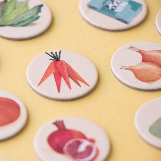 Londji Where is the Cheese, bunte Spielplättchen mit Gemüsemotiven wie rote Karotten und Zwiebeln auf gelbem Grund