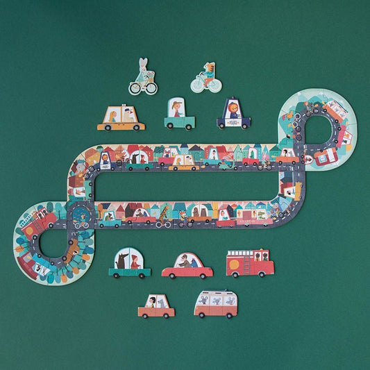 Londji Petit Voyage Puzzle komplett zusammengesetzt, bunte S-förmige Bahn mit Fahrzeugen auf Türkis