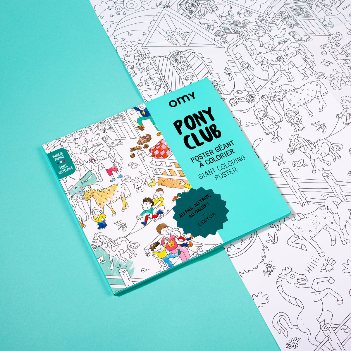 OMY Ponyclub-Riesen-Ausmalposter Verpackung und ausgerolltes Poster auf türkisem Untergrund, mit schwarz-weißem Ausmalmotiv