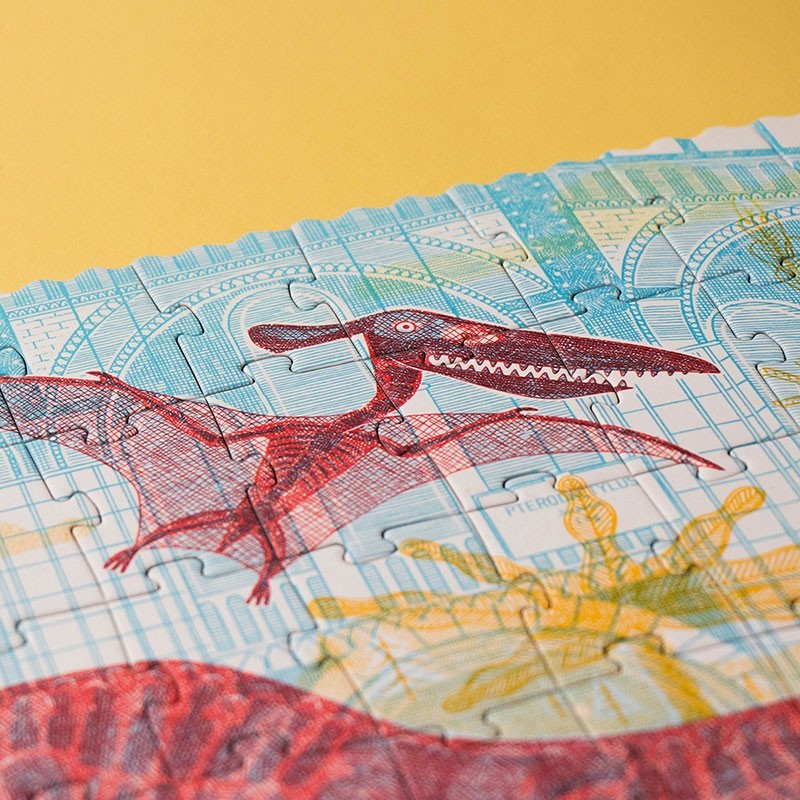 Londji Discover the Dinosaurs Puzzle, Detail mit rot gezeichnetem Flugsaurier über blau-gelb gemustertem Grund