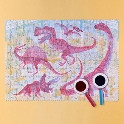 Londji Discover the Dinosaurs Puzzle, fertiges Bild mit rot gezeichneten Dinosauriern, darauf die rote und die blaue Lupe