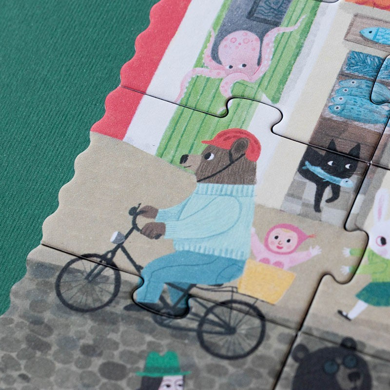 Londji Look Up Puzzle, Detail mit Bär auf dem Fahrrad, daneben Katze und Figuren an den Fenstern