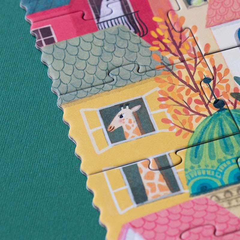 Londji Look Up Puzzle, Detail mit gelbem Haus, grauem Schieferdach, orangerotem Baum und Giraffe am Fenster
