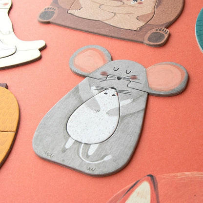 Londji-Puzzle mit grauer Maus, weißem Bauch und großen Ohren auf korallenfarbenem Untergrund