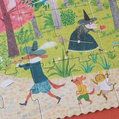 Londji Once Upon a Time Puzzle, Detailausschnitt mit Hexe im schwarzen Hut, tanzender Frau und Tieren im Wald