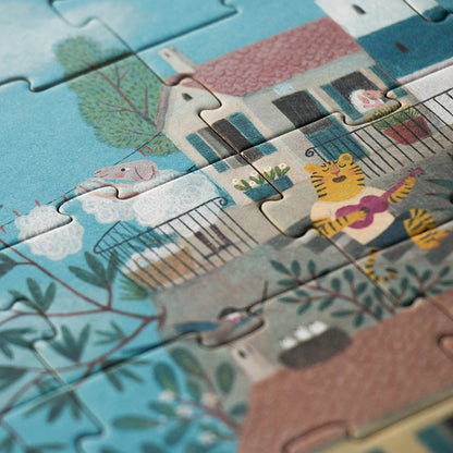 Londji Puzzle Tea by the Sea, Detailaufnahme der ineinander gesteckten Puzzleteile mit Haus, Gitarre und Pflanzenmotiven
