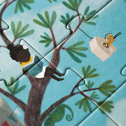 Londji Tea by the Sea Puzzle, Detail mit Kind in einem Baum mit grünen Blättern