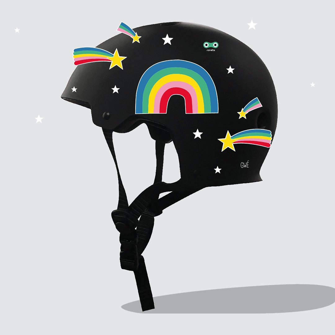 Regenbogen-Sticker von Rainette auf schwarzem Fahrradhelm mit Sternen und bunten Streifen, angebracht als Anwendungsbeispiel