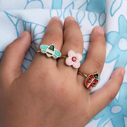 Drei Glitzerringe mit Marienkäfer-Motiv von Rex London in Rot mit schwarzen Punkten