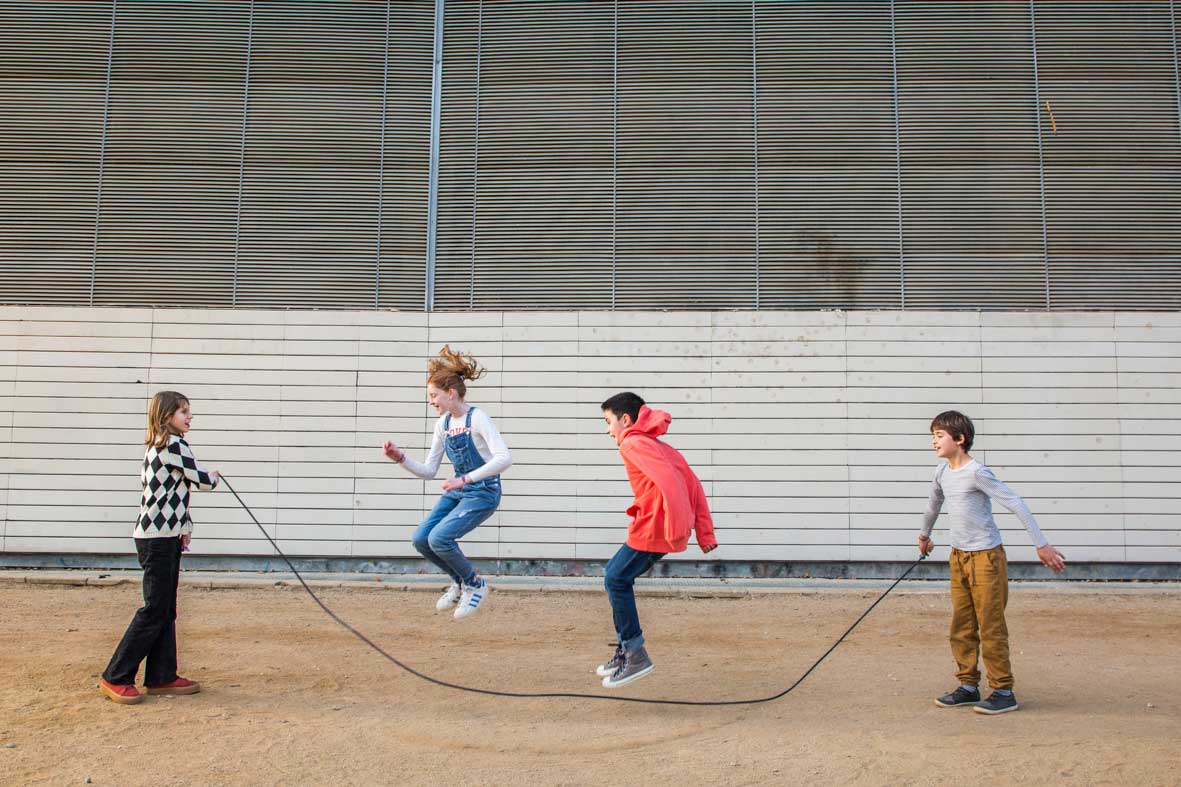 Langes Hüpfseil Me&Mine mit 4,5 m Seilmaterial und natürlichen Holzgriffen