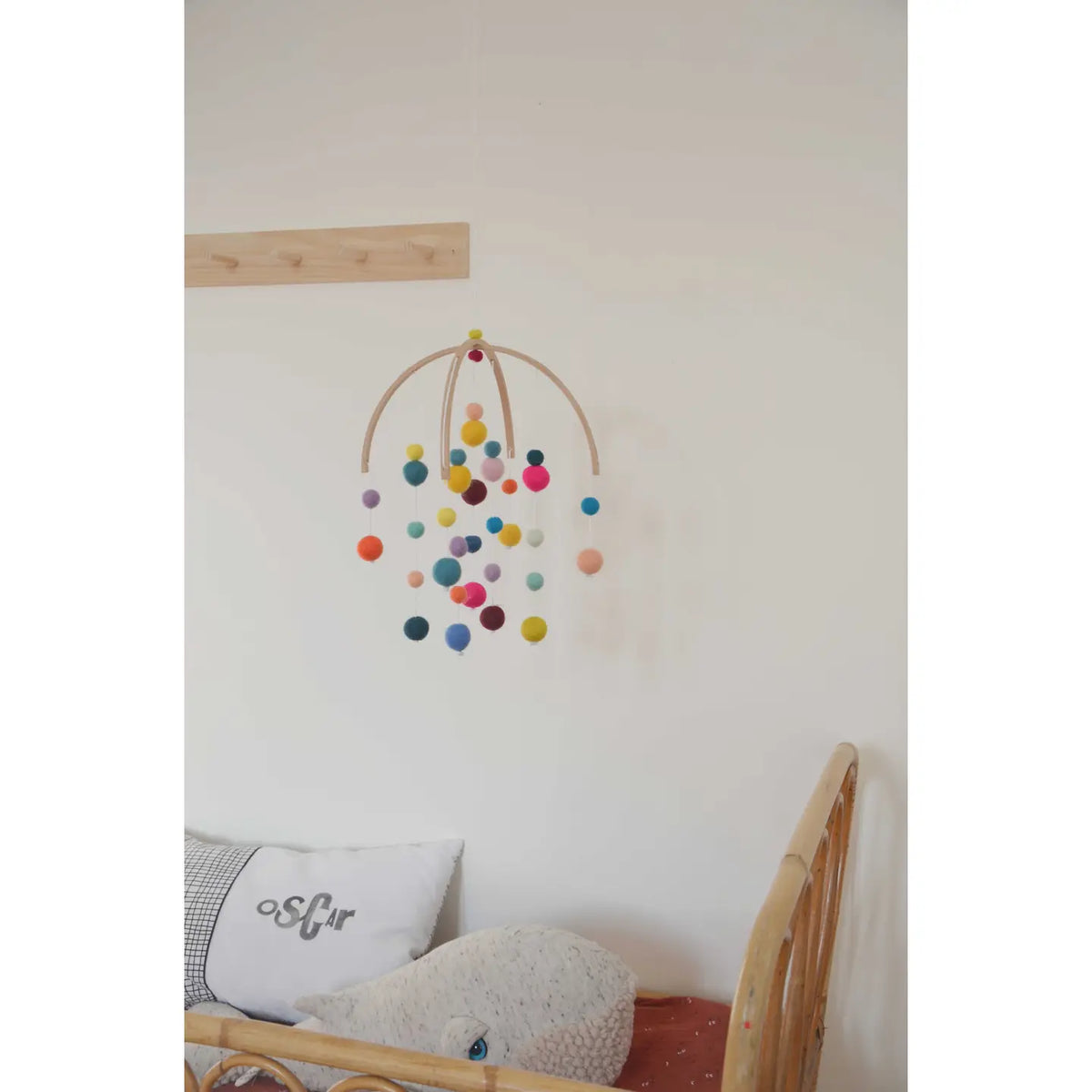 CALM for dreamers Sommer-Mobile im hellen Kinderzimmer, Kugeln in Gelb, Pink, Blau und Petrol