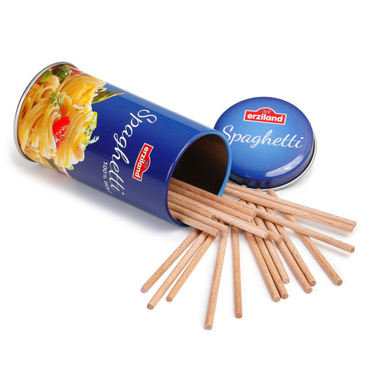 Erzi Holz-Spaghetti in der Dose: offene blaue Dose, Deckel daneben, Holzstäbchen als Spaghetti herausgerollt