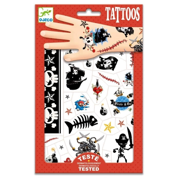 Temporäre Tattoos Djeco Piraten mit Motiven wie Totenkopf, Anker und Säbel
