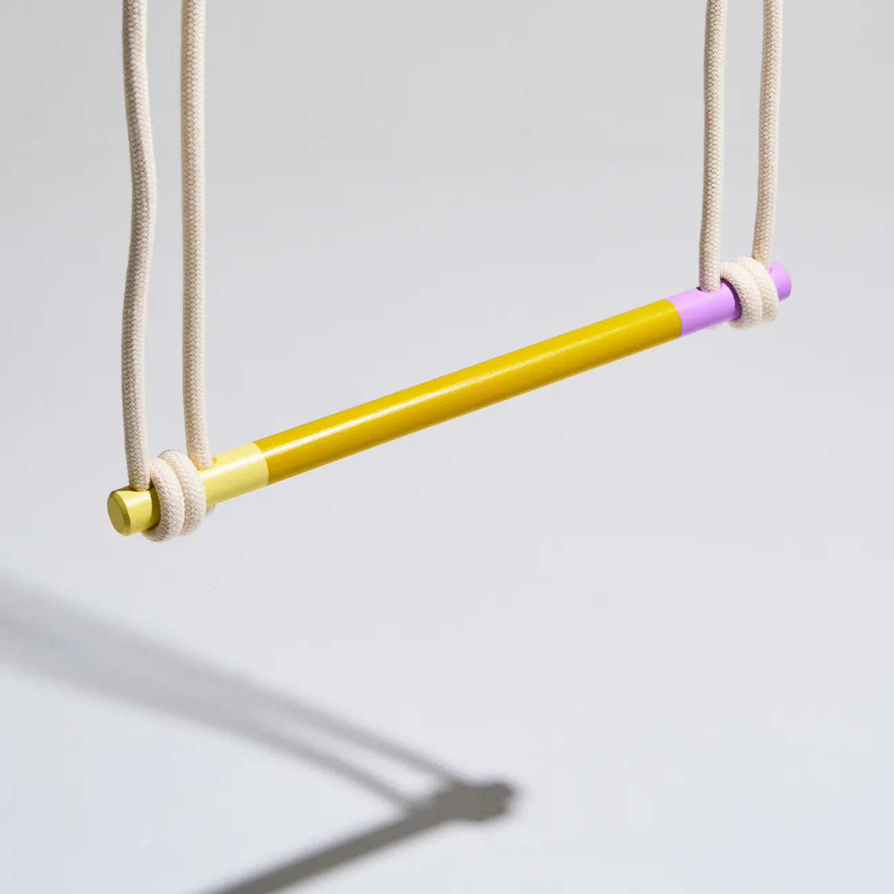Holztrapez Eperfa Indoor in warmem Gelb mit stabiler Holzrahmen-Konstruktion