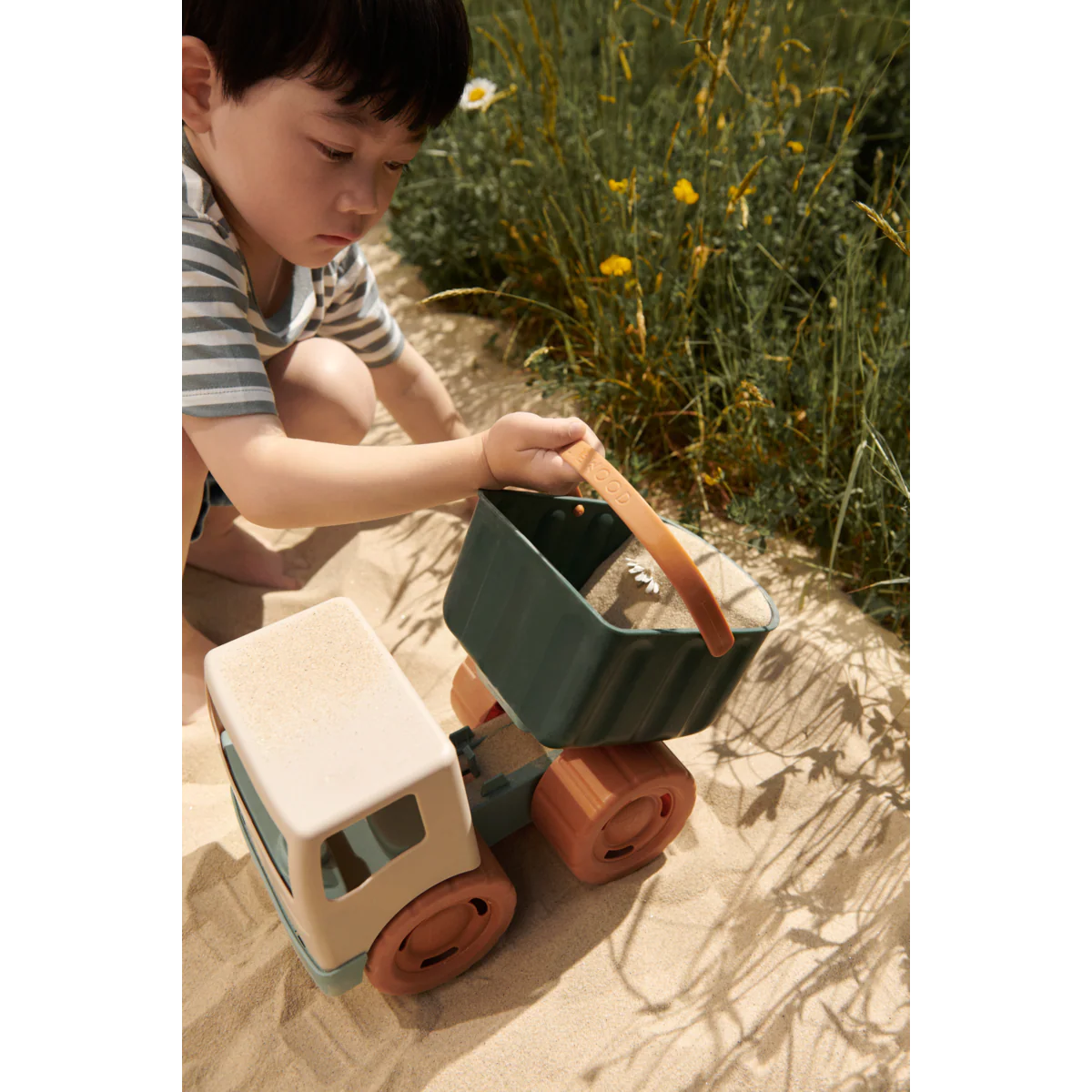 Kipplaster Beck Sand Truck von Liewood in Peppermint mit farbigen Akzenten