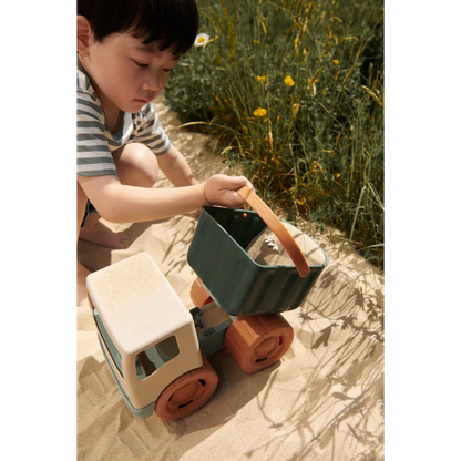 Kipplaster Beck Sand Truck von Liewood in Peppermint mit farbigen Akzenten