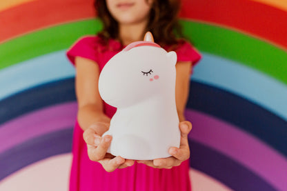 Silikon-Nachtlicht Einhorn in Pastellrosa von Little L mit weichem, diffusem Licht