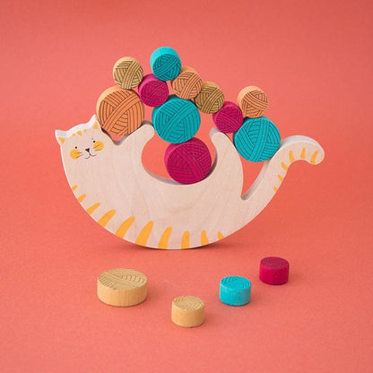 Londji Meow Holzkatze mit gelben Streifen balanciert bunte Wollknäuel in Türkis, Magenta und Beige