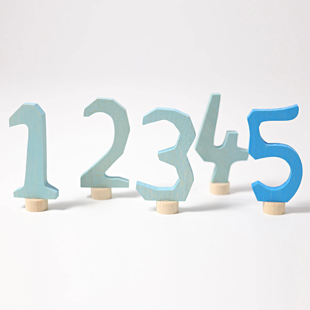 Blaue Holzzahlenstecker 1-5 von Grimm's mit farbiger Lasur, je 9 cm hoch
